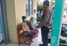 AIPTU ARIS SUNANDAR SAMBANGI WARGA YANG SEDANG BEROBAT, WUJUD KEPEDULIAN POLRI TERHADAP MASYARAKAT