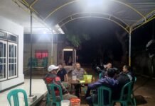 Bhabinkamtibmas Jalin Silaturahmi Kamtibmas Pada Malam Hari dengan Warga Desa Pamulihan