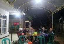 Jaga Kondusivitas, Bhabinkamtibmas Silaturahmi Kamtibmas dengan Warga Desa Pamulihan pada Malam Hari