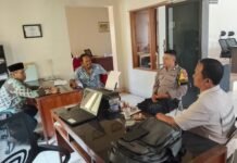 Antisipasi Bencana Alam di Musim Penghujan, Bhabinkamtibmas Desa Sidaraja Koordinasi dengan Perangkat Desa