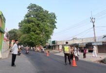Mencegah Keramaian di Pagi Hari Anggota Polsek Luragung Melaksanakan Pengaturan Arus Lalu Lintas