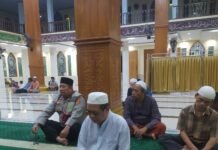 Jalin Kedekatan dengan Warga, PS. Panit 2 Samapta Polsek Ciawigebang Ikuti Shalat Subuh Berjamaah di Masjid At Taqwa Desa Ciawigebang