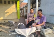 Jaga Kamtibmas, Bhabinkamtibmas Desa Kapandayan Sambangi Warga Binaan Saat Patroli Lingkungan