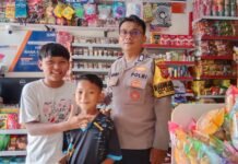 Bhabinkamtibmas Desa Kadurama Sambangi Anak-anak Saat Patroli Lingkungan, Sampaikan Imbauan Kamtibmas