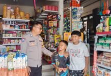 Jaga Keamanan Lingkungan, Bhabinkamtibmas Desa Kadurama Sapa Anak-anak dan Berikan Imbauan Kamtibmas Saat Patroli