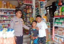 Kedepankan Pendekatan Humanis, Bhabinkamtibmas Desa Kadurama Sapa Anak-anak Saat Patroli Lingkungan