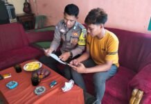 Polsek Ciawigebang Dukung Program PERLINSOS, Bhabinkamtibmas Desa Karangkamulyan Periksa Calon Penerima Bansos