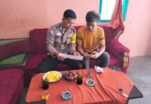 Melalui Agen PERLINSOS, Bhabinkamtibmas Desa Karangkamulyan Bantu Proses Pengajuan Bansos