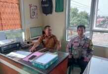 Bhabinkamtibmas Desa Ciawilor Sosialisasikan Program PERLINSOS kepada Perangkat Desa