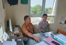 Polri Hadir Mendukung Kesejahteraan Masyarakat, Bhabinkamtibmas Desa Ciawilor Sosialisasikan Program PERLINSOS kepada Perangkat Desa
