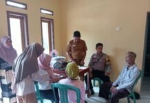 Bhabinkamtibmas Desa Ciawilor Dampingi Perangkat Desa Berikan Pelayanan kepada Masyarakat