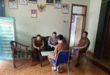 Bhabinkamtibmas Desa Salareuma Dampingi Perangkat Desa dalam Pelayanan kepada Masyarakat