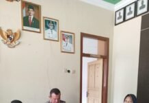 Wujudkan Pelayanan Prima, Bhabinkamtibmas Desa Salareuma Bersinergi dengan Perangkat Desa