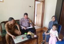 Polri Hadir di Tengah Masyarakat, Bhabinkamtibmas Desa Salareuma Dampingi Perangkat Desa dalam Pelayanan kepada Masyarakat