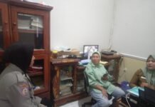 Bhabinkamtibmas Desa Geresik Dampingi Perangkat Desa Berikan Pelayanan kepada Masyarakat