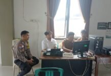 Melalui Portal PERLINSOS, Bhabinkamtibmas Desa Karangkamulyan Bersama Perangkat Desa Periksa Data Calon Penerima Bansos