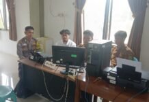 Bhabinkamtibmas Desa Karangkamulyan Dampingi Perangkat Desa Periksa Data Calon Penerima Bansos