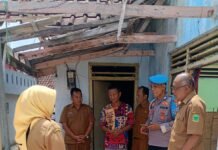 Polri Bersama Masyarakat, Polsek Ciwaru Monitoring Rumah Warga untuk Pengajuan Program Rutilahu di Desa Baok