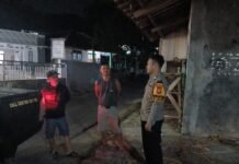 Bhabinkamtibmas Polsek Ciwaru Sambangi Pemuda pada Malam Hari, Sampaikan Imbauan Kamtibmas