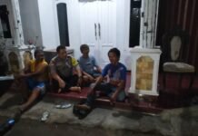 Dekat dengan Masyarakat, Bhabinkamtibmas Desa Kapandayan Tingkatkan Silaturahmi Kamtibmas dengan Tokoh Pemuda