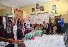 Jalin Silaturahmi Kamtibmas, PS. Panit 2 Samapta Polsek Ciawigebang Pererat Sinergi dengan Guru SD Negeri 1 Cigarukgak