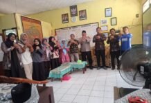 PS. Panit 2 Samapta Polsek Ciawigebang Jalin Silaturahmi Kamtibmas dengan Guru SD Negeri 1 Cigarukgak