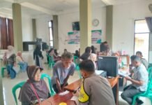 Bhabinkamtibmas Desa Karangkamulyan Sosialisasikan Program Perlinsos kepada Warga Binaan di Balai Desa