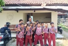 Penuh Keakraban, Bhabinkamtibmas Desa Cipicung Berbagi Momen Kebersamaan dengan Siswa SD Negeri 1 Cipicung