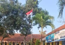Melalui Shalat Duha Berjamaah, PS. Panit 2 Samapta Polsek Ciawigebang Tanamkan Nilai Keagamaan kepada Pelajar SD Negeri Dukuhdalem