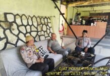 Ipda Lukman Hakim Bersama Anggota Silaturahmi Kamtibmas dengan Pemilik Kebun Anggur Cibuyut Desa Tajurbuntu, Perkuat Kemitraan Polri dan Masyarakat dalam Menjaga kondusifitas