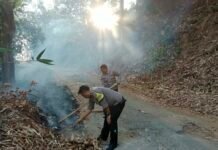 Polsek Ciawigebang Turun Langsung Padamkan Api di Desa Suganangan