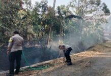 Cegah Kebakaran Meluas, Polsek Ciawigebang Bergerak Cepat di Desa Suganangan