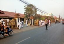 Bhabinkamtibmas Polsek Ciawigebang Laksanakan Pengaturan Lalu Lintas Pagi di Depan SMPN 1 Ciawigebang
