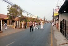 Bhabinkamtibmas Polsek Ciawigebang Atur Lalu Lintas Pagi di Depan SMPN 1 Ciawigebang