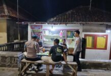Cegah Gangguan Kamtibmas, Personel Polsek Ciwaru Laksanakan Patroli Malam dan Sambangi Warga