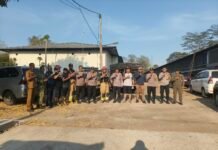 Polsek Pancalang Bersinergi dengan Damkar, Koramil dan Warga Padamkan Kebakaran Lahan di Desa Rajawetan