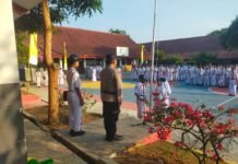Bhabinkamtibmas Polsek Ciawigebang Jadi Pembina Upacara di SMPN 1 Cipicung