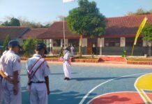 Tanamkan Kedisiplinan Pelajar, Bhabinkamtibmas Polsek Ciawigebang Pimpin Upacara di SMPN 1 Cipicung