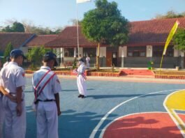 Tanamkan Kedisiplinan Pelajar, Bhabinkamtibmas Polsek Ciawigebang Pimpin Upacara di SMPN 1 Cipicung