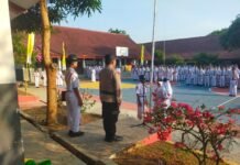 Polri Hadir di Sekolah, Bhabinkamtibmas Polsek Ciawigebang Jadi Pembina Upacara di SMPN 1 Cipicung