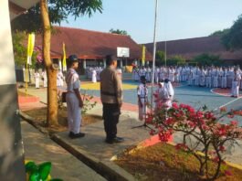 Polri Hadir di Sekolah, Bhabinkamtibmas Polsek Ciawigebang Jadi Pembina Upacara di SMPN 1 Cipicung