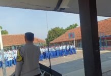Bhabinkamtibmas Polsek Pancalang Aipda Rahmat Jadi Pembina Upacara di SMKN 6 Kuningan, Sampaikan Pembinaan kepada Pelajar Terkait Kamtibmas, Kenakalan Remaja dan Antisipasi Karhutla