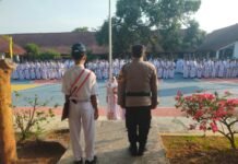 Wujudkan Generasi Muda Berkarakter, Bhabinkamtibmas Polsek Ciawigebang Jadi Pembina Upacara di SMPN 1 Cipicung