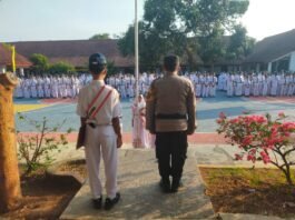 Wujudkan Generasi Muda Berkarakter, Bhabinkamtibmas Polsek Ciawigebang Jadi Pembina Upacara di SMPN 1 Cipicung