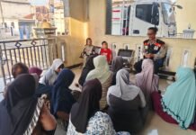 Kanit Binmas Polsek Cidahu Polres Kuningan Sebagai Agen Perlinsos Melaksanakan Pendataan Warga di Desa Datar