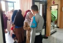 Bhabinkamtibmas Desa Cikubangmulya Monitoring Pendataan Warga Penerima Bansos melalui Portal PERLINSOS