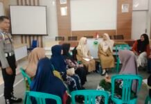 Bhabinkamtibmas Desa Cikubangmulya Monitoring Pendataan Penerima Bansos melalui Portal PERLINSOS