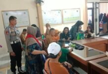 Dukung Bansos Tepat Sasaran, Bhabinkamtibmas Desa Cikubangmulya Pantau Pendataan melalui Portal PERLINSOS