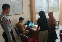 Melalui Portal PERLINSOS, Bhabinkamtibmas Desa Cikubangmulya Monitoring Data Penerima Bansos