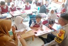 Tanamkan Kedekatan Sejak Dini, Bhabinkamtibmas Desa Kadurama Kunjungi SD Negeri 2 Kadurama